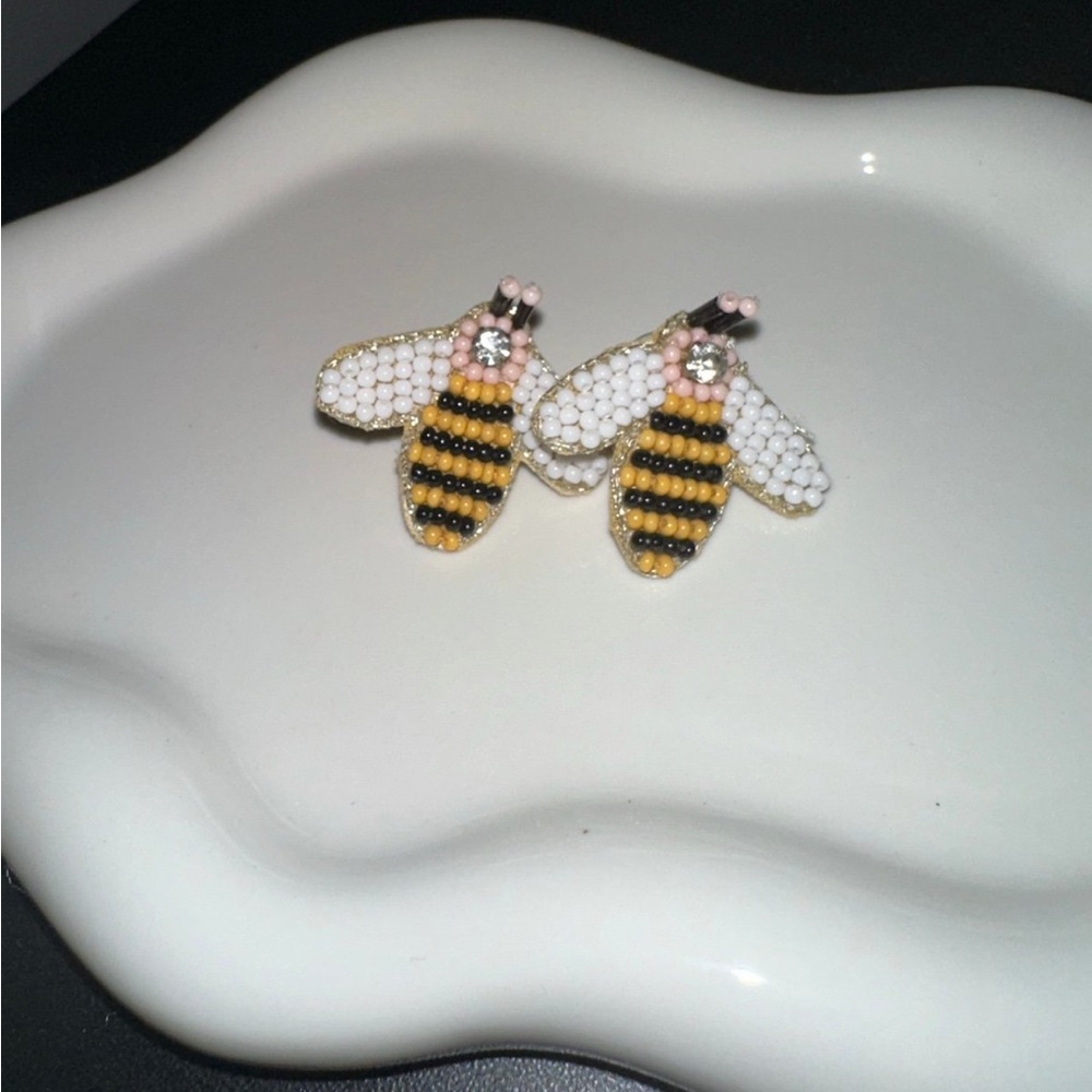 Francesca’s Bumble Bee Statement Earrings 🐝